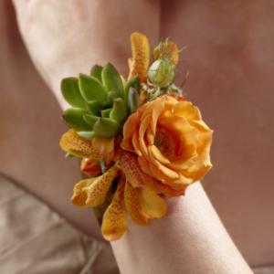 W44-5095 Le bracelet floral Irrésistible amour de FTD®