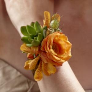 W44-5095 Le bracelet floral Irrésistible amour de FTD®