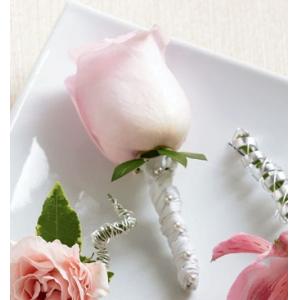 W17-4662 La Boutonnière FTD® Roses Rose